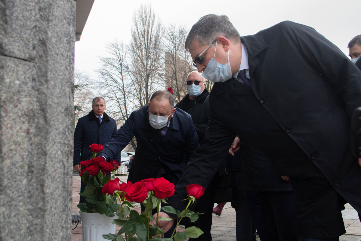 Депутаты возлагают цветы к мемориальной доске в честь защитников парламента