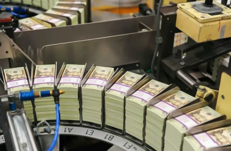 Так печатаются доллары. Обратите внимание, что доля наличных долларов в общей массе составляет приблизительно 3%. Всё остальное – цифровые записи.