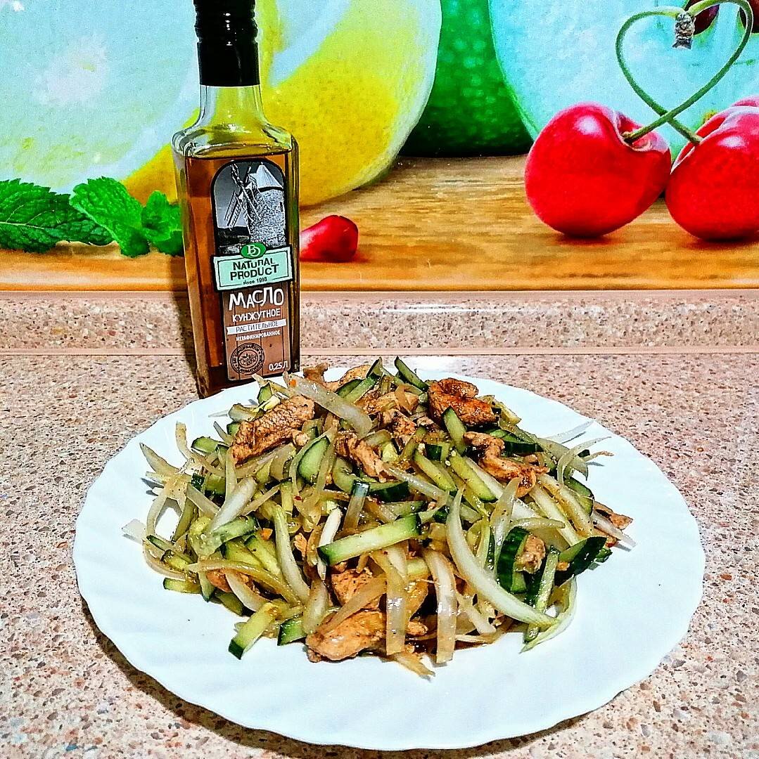 Салат из свежих огурцов и куриного филе, рецепт с фото