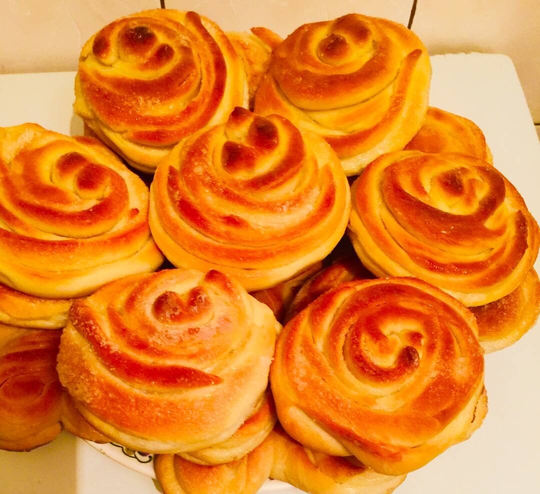 Булочки с сахаром. Булочки из дрожжевого теста. Булочка московская. Плюшки из дрожжевого теста. Сладкая булочка.