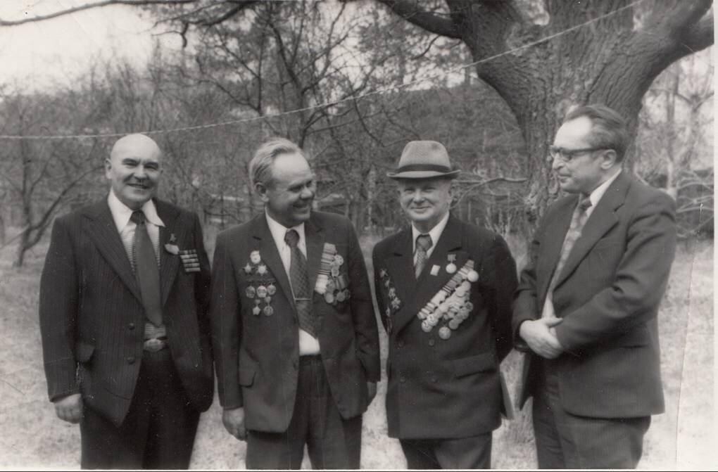 А.В. Кандауров (второй слева) и его боевые товарищи во время встречи ветеранов.