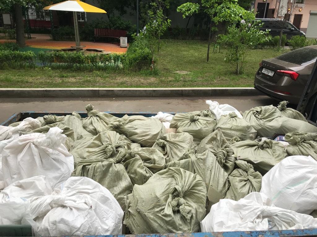 Строительные отходы, упакованные в отдельные мешки. 