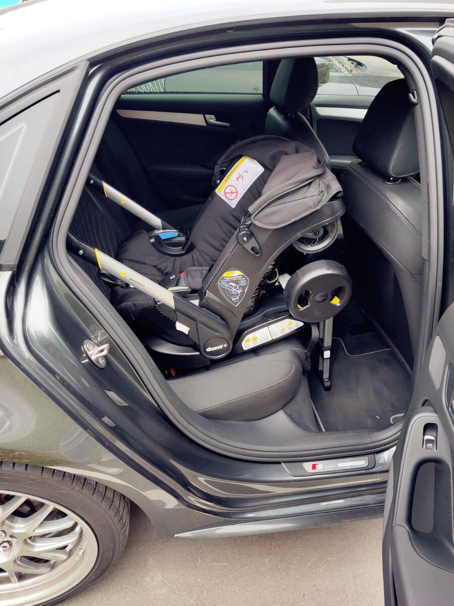 Вот так выглядит сложенная Doona с базой в машине. 