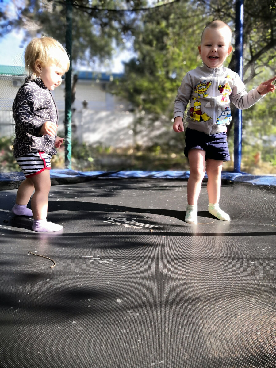 Был сентябрь, по утрам было прохладно, но покупаться мы тоже успели.