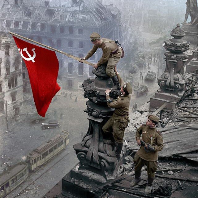 День Победы в России является самым трогательным, душевным, народным праздником.-2