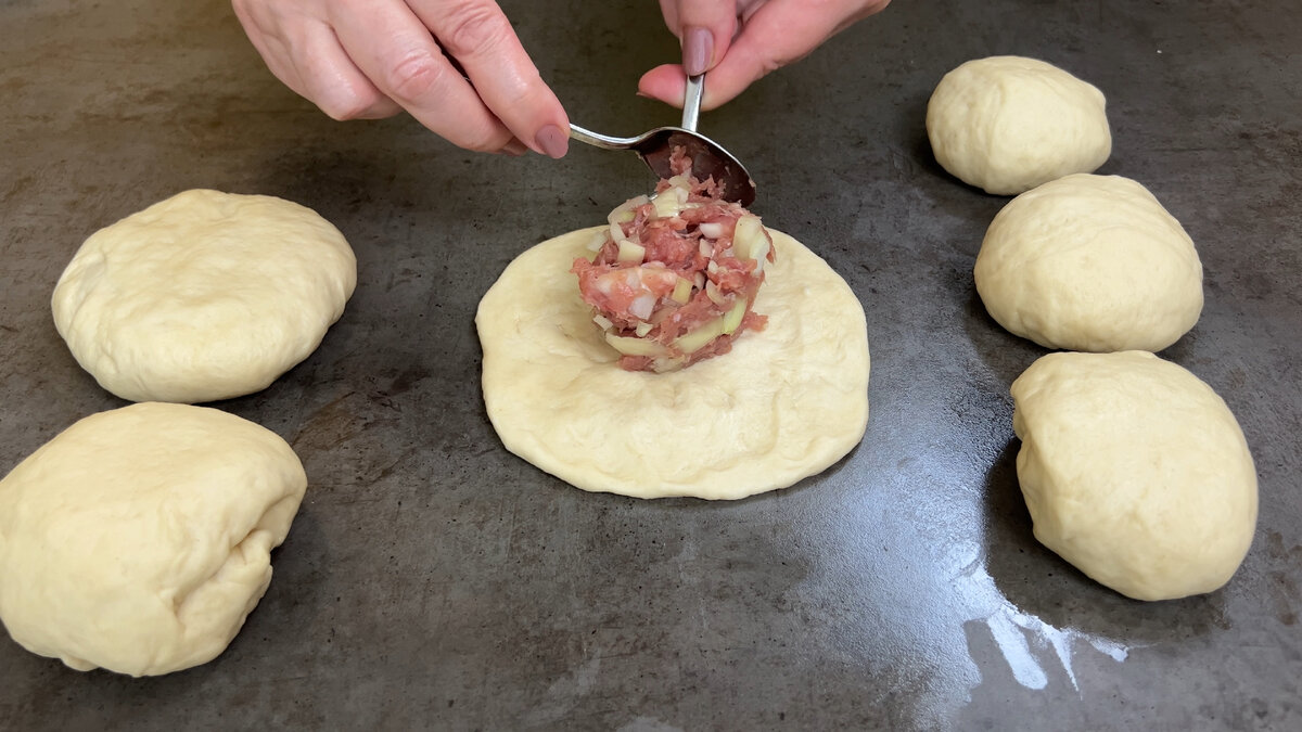 Жареные беляши с курицей на сковороде: рецепт - Лайфхакер