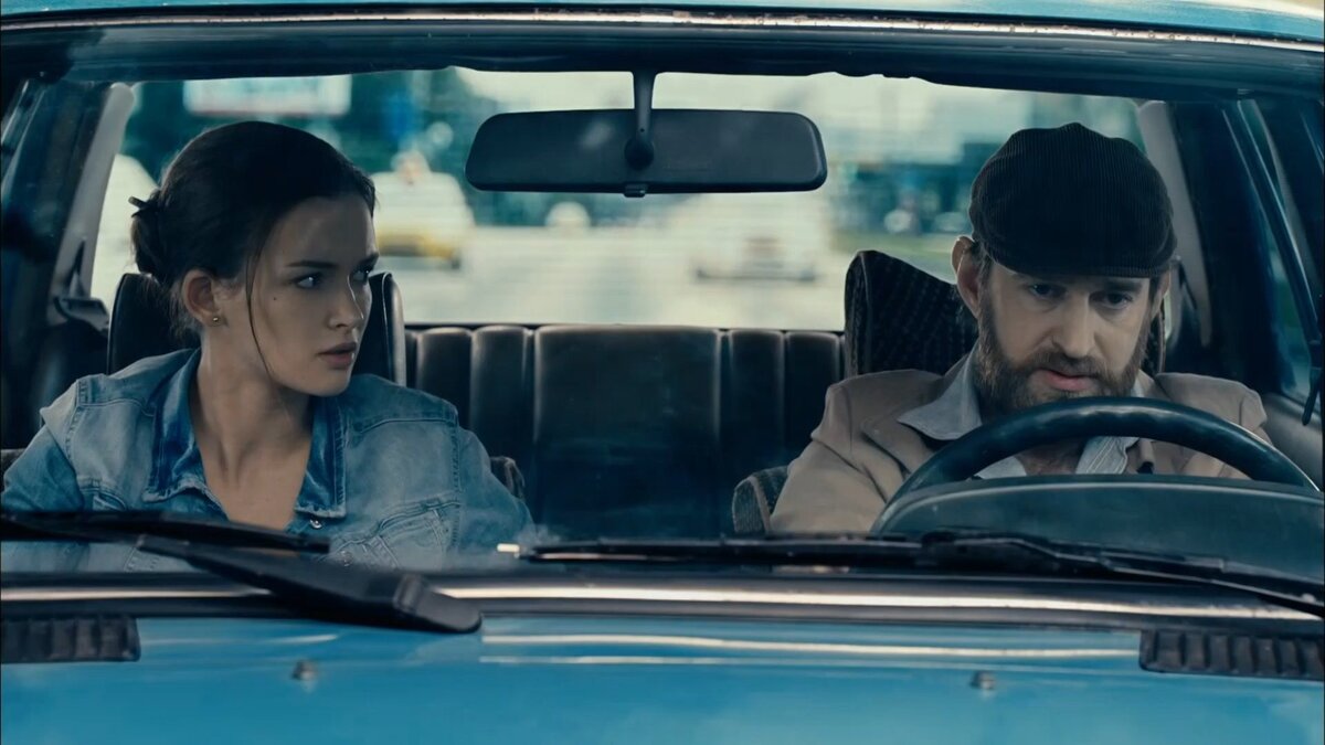 "Вы сейчас с кем вообще разговариваете?!" - дело в том, что главный герой периодически забывается и прям по середине разговора может начать "думать в слух". По началу это по-настоящему пугает его напарницу, но постепенно она привыкает а затем вообще начинает вести себя так же.