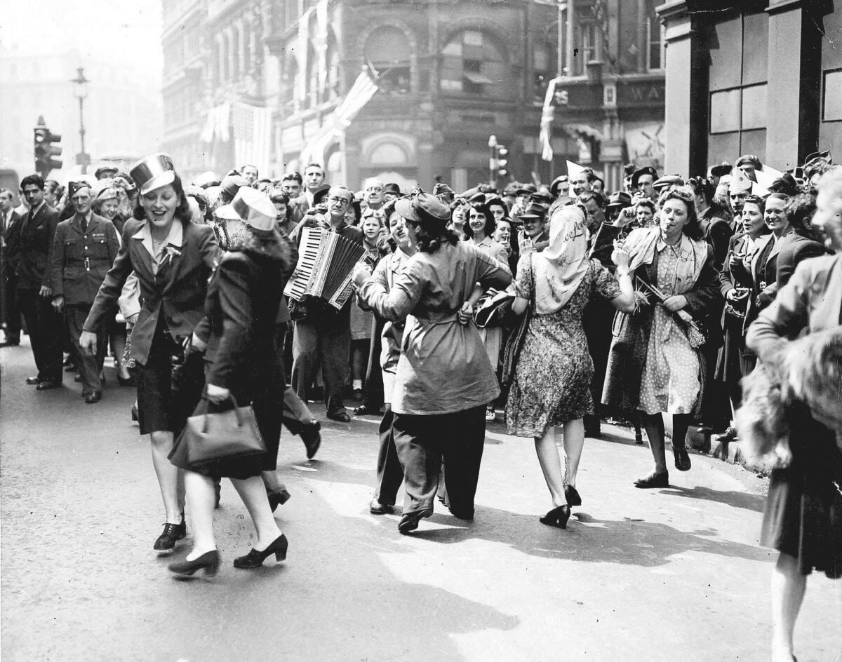 Фото с 9 мая 1945 года разноцветные