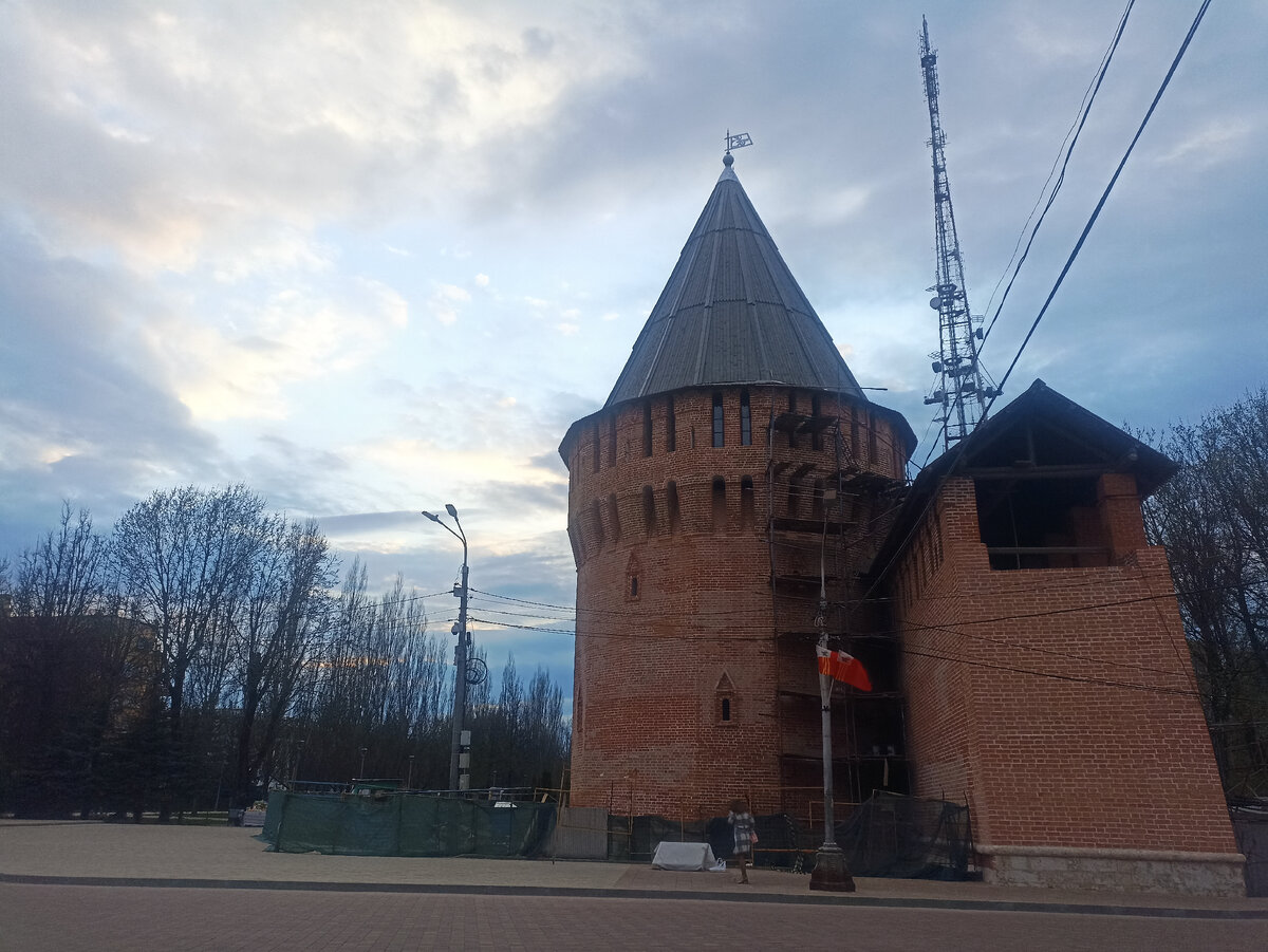 Центральные участки стены в ремонте третий год. 