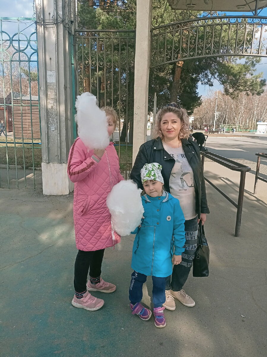 Ксения и дочки на прогулке в парке