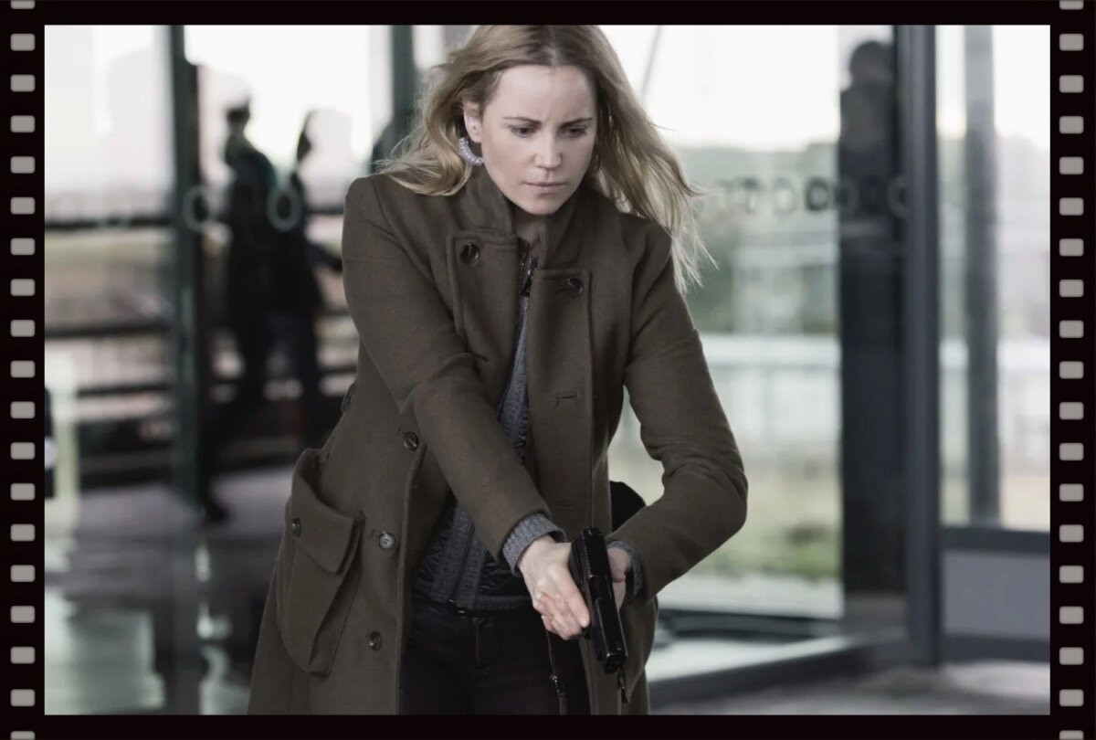 Кадр из сериала "Bron/Broen", реж.  Хенрик Георгссон, Румле Хаммерих, Шарлотта Зилинг и др.