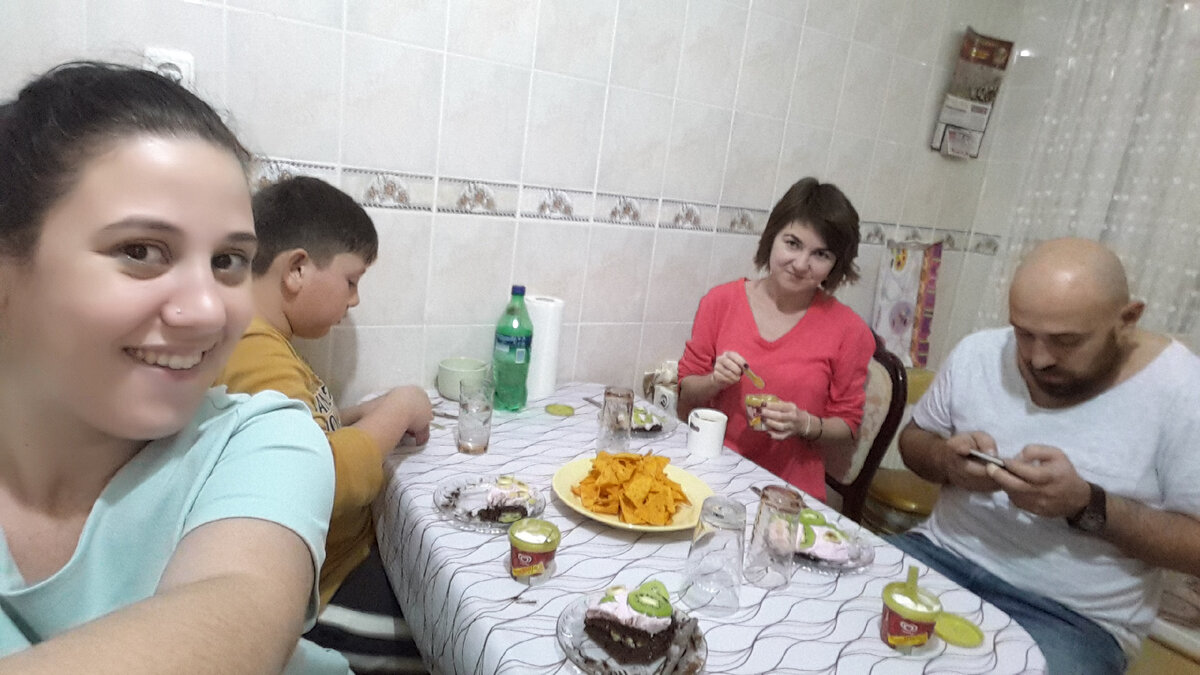 "Праздничный" стол - чипсы и мороженое, что может быть лучше для турок?