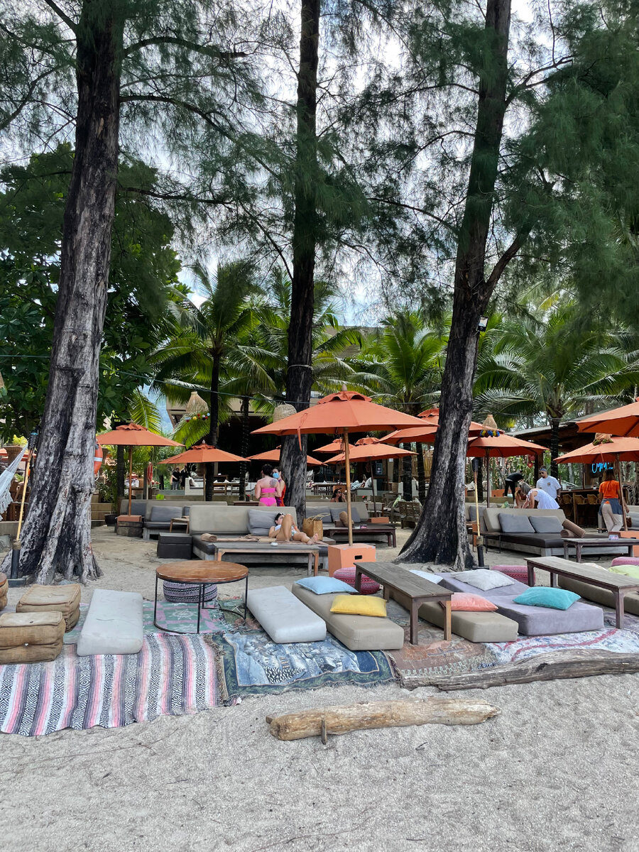 Это пляжное кафе CAFÉ DEL MAR PHUKET. Вернее его часть которая располагается на пляже.