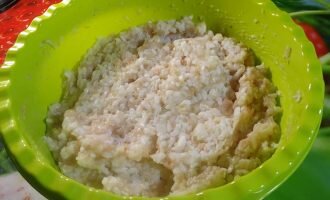 Смешать фарш с 200 г отварного риса