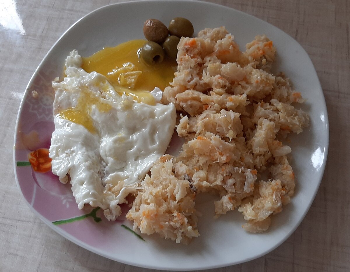 Одно яйцо и тушеное филе трески с луком и морковью. Чуть позже выпила кофе с хлебцем и арахисовой пастой.