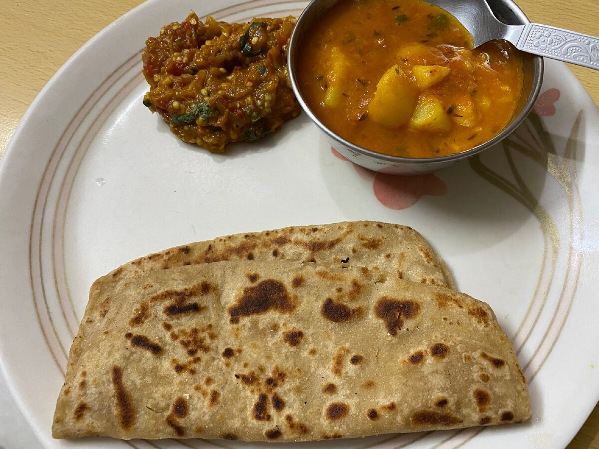 Чапатти, карри с картофелем и какая-то бобовая икра - вкуса почти нет - одна спошная острота. И так все блюда индийской кухни, что я уже попробовала