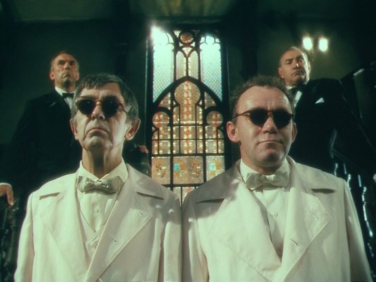 Инфернальная свита  почти как из "Матрицы"  (кадр фильма "Визит дамы") 