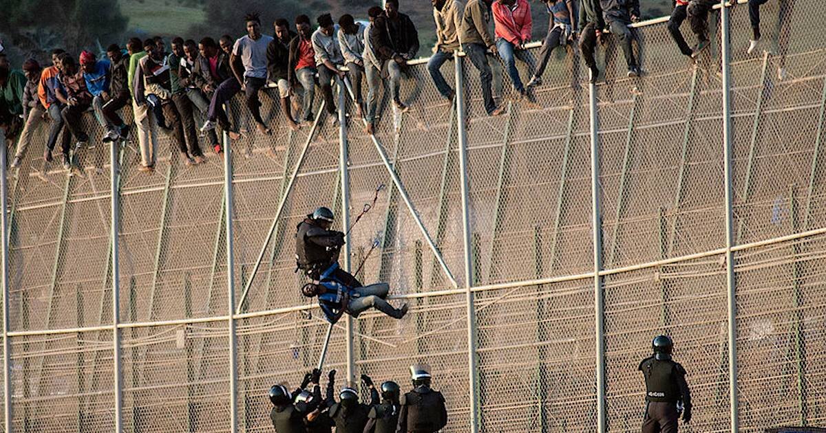 Африканцы на границе с Испанией штурмуют пограничный забор