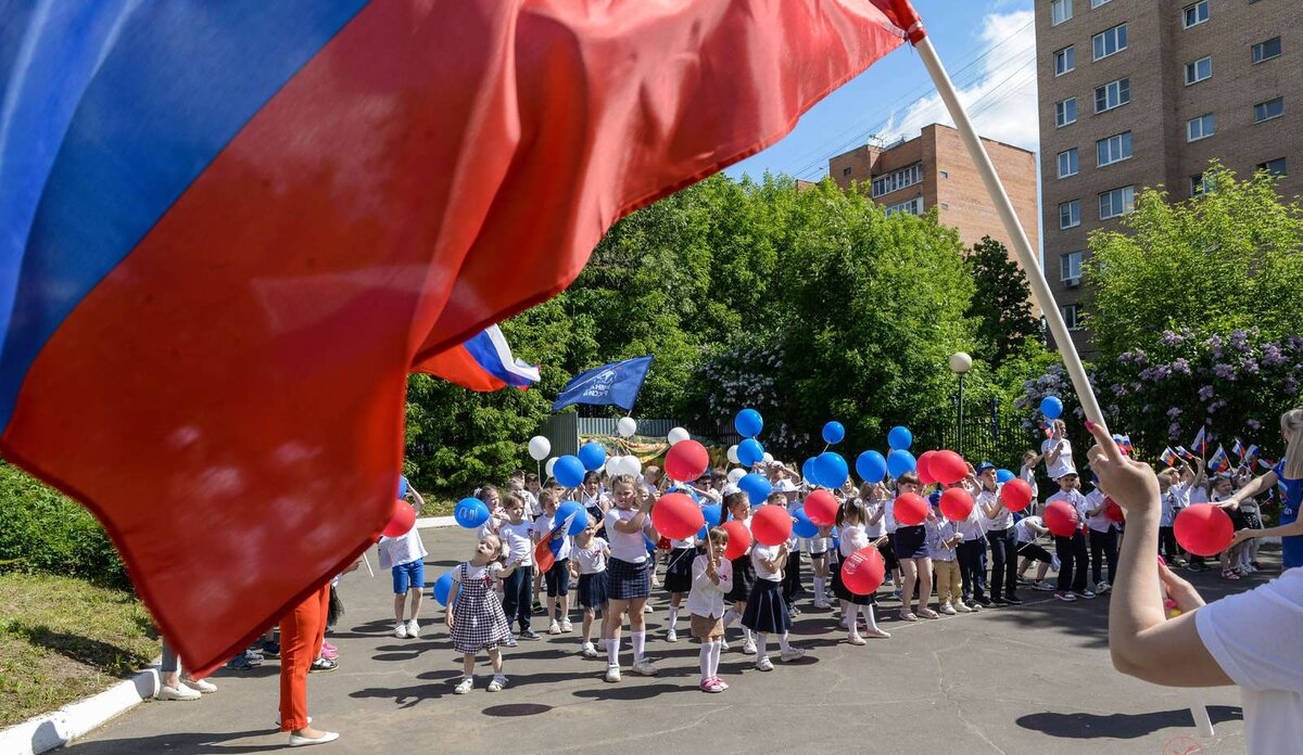 Патриотические 2022. Патриотические праздники. Молодёжь белгородчигв на праздниках патриотических.