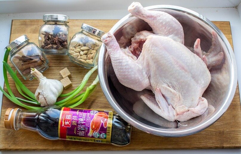 Нужные нам ингредиенты для приговления курицы в соевом соусе с чеснокм и луком