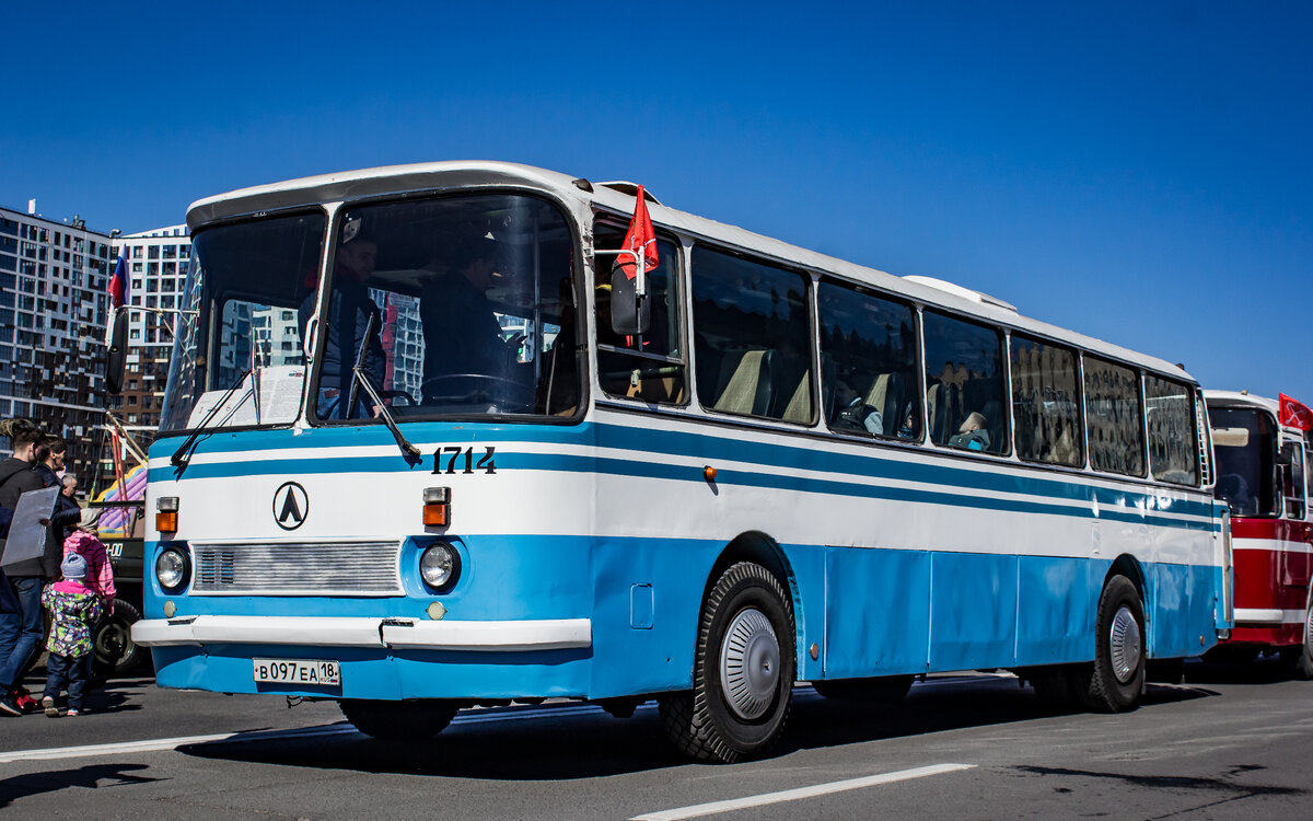 ЛАЗ-699Р 1993 года выпуска появился в коллекции Петербургского Музея Автобусов в июне 2016 года. До этого он работал служебным автобусом в Ижевске. Автобус является постоянным участником ретро-парадов. Разве что в прошлогоднем транспортном фестивале автобус участие принять не смог из-за ремонтных работ над ним, но в этом году он вновь присоединился к остальным участникам.