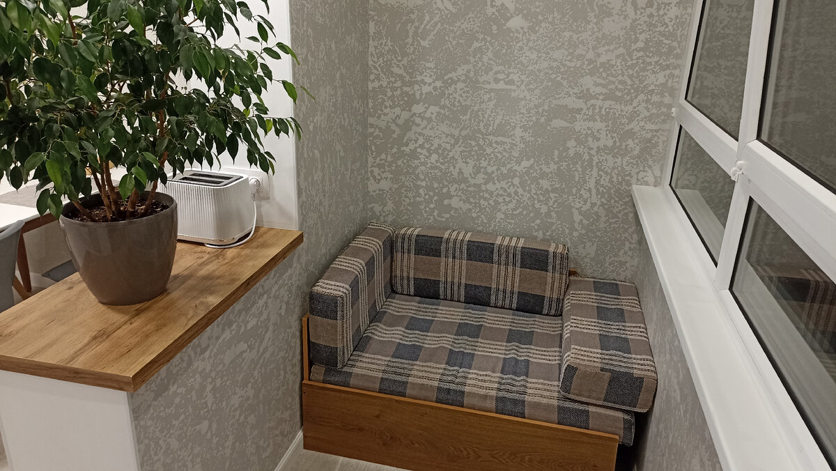 Софа, на которой раньше спал сын. За подушками прячутся наклейки (листайте вправо)