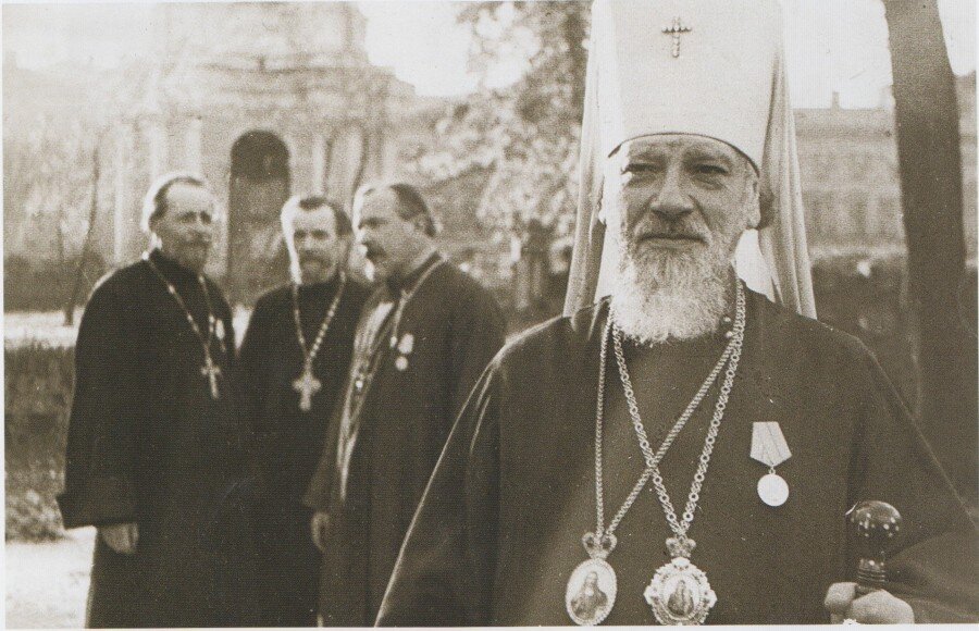 Митрополит Ленинградский Алексий (Симанский) и группа священников (протоиерей Михаил Славнитский, протоиерей Владимир Дубровицкий и протоиерей Николай Ломакин) после награждения медалями "За Оборону Ленинграда". Ленинград. 1943 год