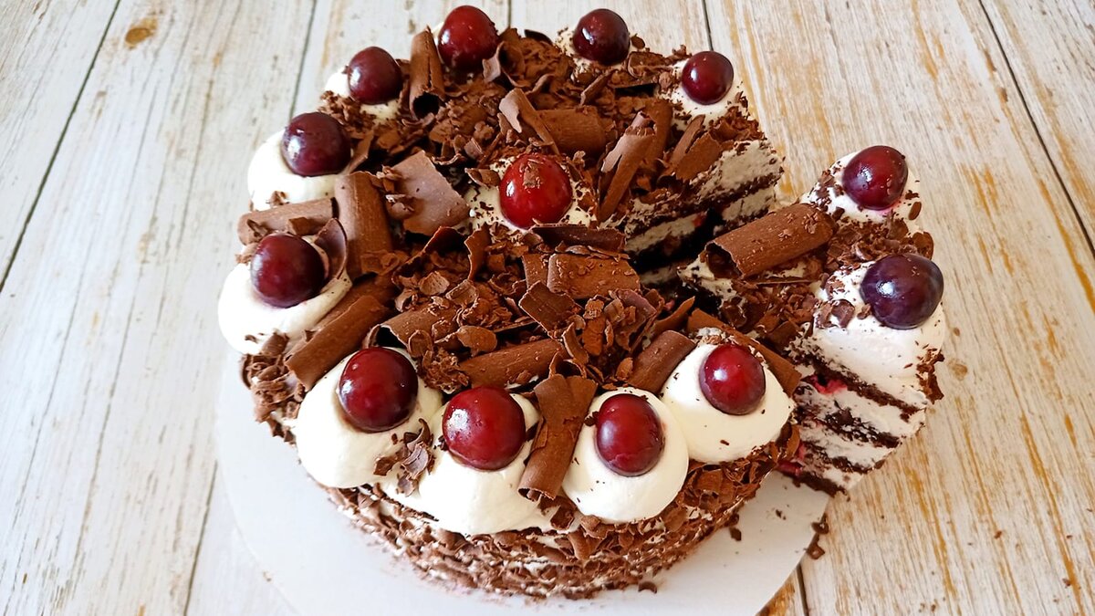 Шоколадный торт с вишней и шоколадным кремом, рецепт