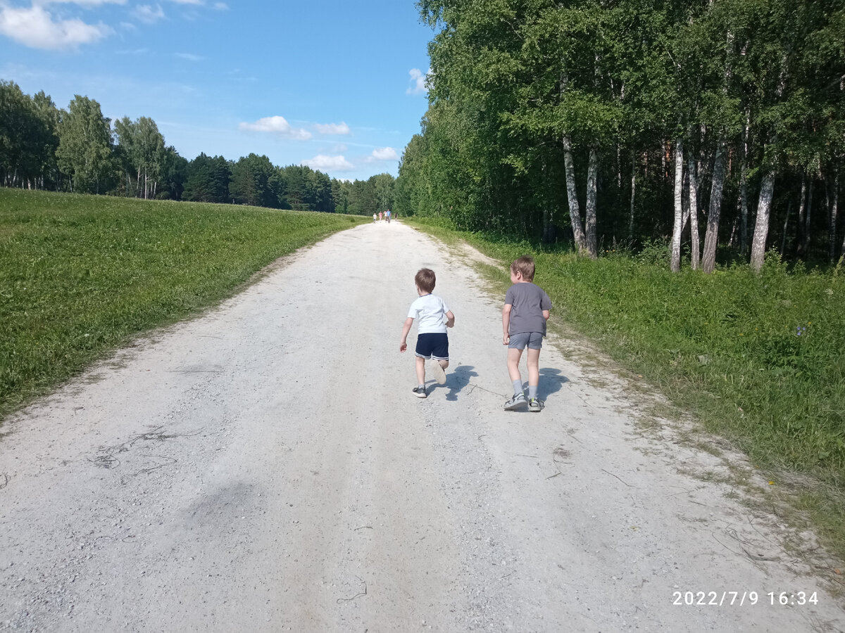 Ребят, не спрашивайте вы меня ничего за фотографии)) Я не знаю, как фотографировать детей, если они постоянно шевелятся