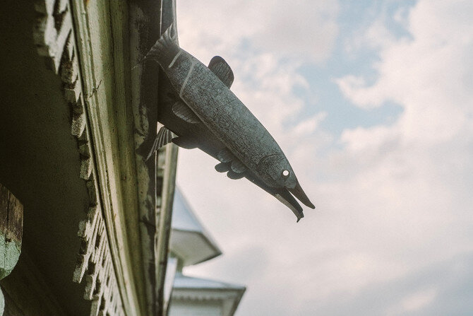 Дом со щуками, Революционная ул., 1, село Заозерье. Деревянный сельский модерн.