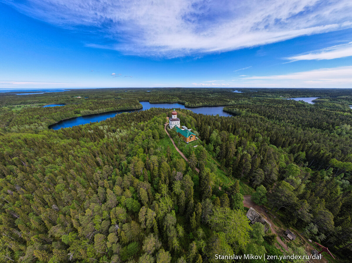 Секирная гора. Именно отсюда я летал к островам