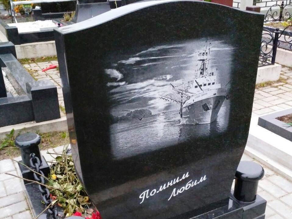 Памятники с рисунком и гравировкой на камне