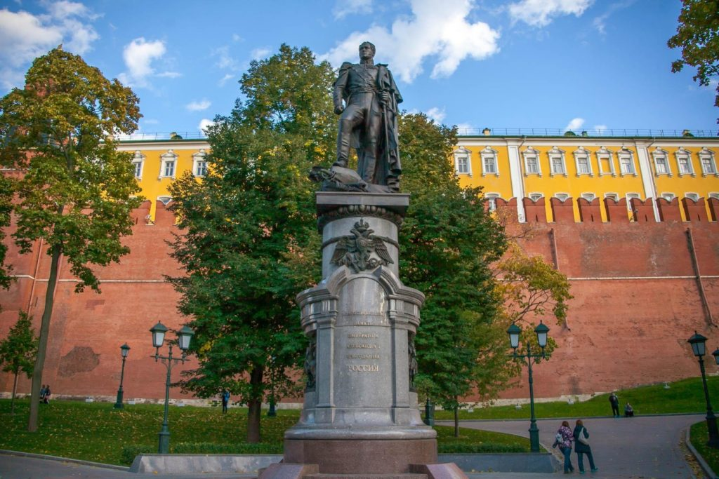 Памятник александру 1 в москве в александровском саду. Александровский сад памятник александру. Александровский сад памятник александру. Первые памятники в москве. Церетели памятник петру 1.