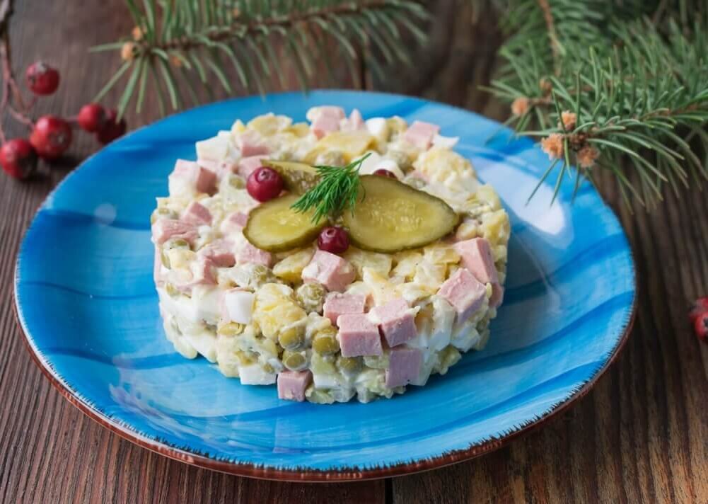 Оливье с солеными огурцами и яйцами. Салат Оливье. Украшение зимнего салата. Красивая подача зимнего салата. Сервировка Оливье.