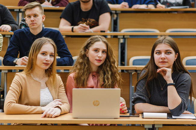 Студенты гуманитарии. Рудн университет студенты. Учеба студенты. Студент гуманитарий. Студент за партой.