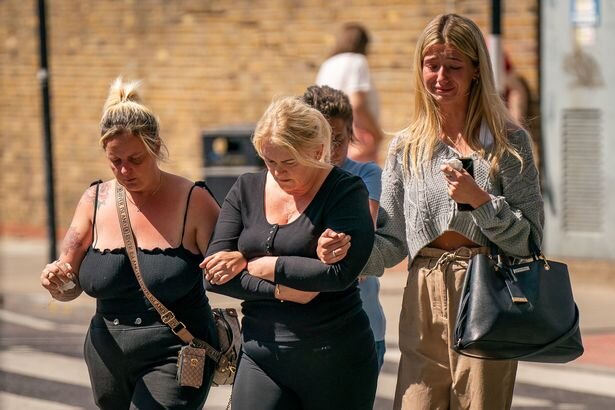 Холли Дэнс (в центре) в окружении семьи и друзей. Источник: The Mirror