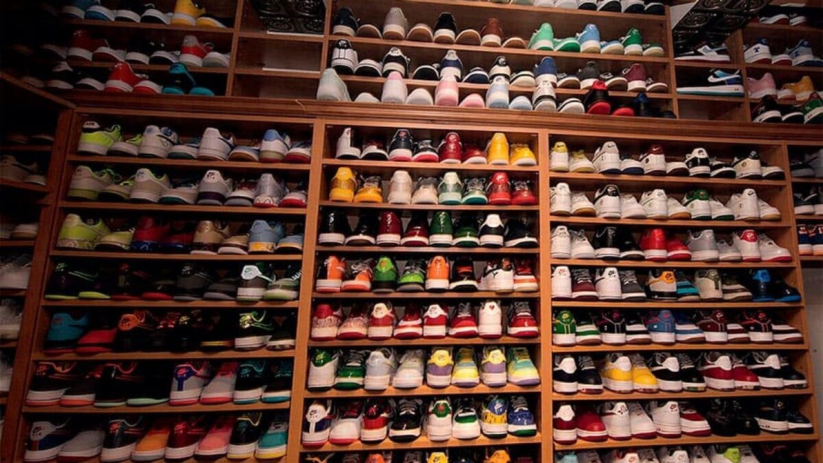 К чему снятся много обуви сне. Slam Dunk магазин кроссовок. Много кроссовок. Самая большая коллекция кроссовок. Склад кроссовок.