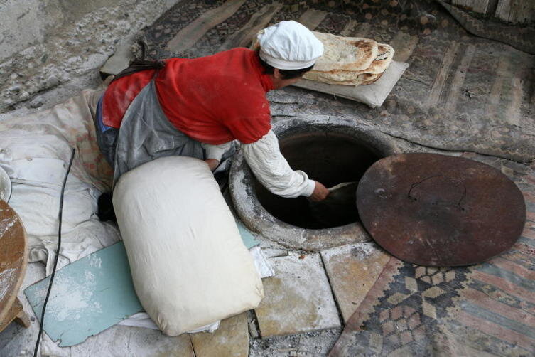 Самая настоящая печь для лавашаФото: Владимир Прокофьев, www.hraam.ru