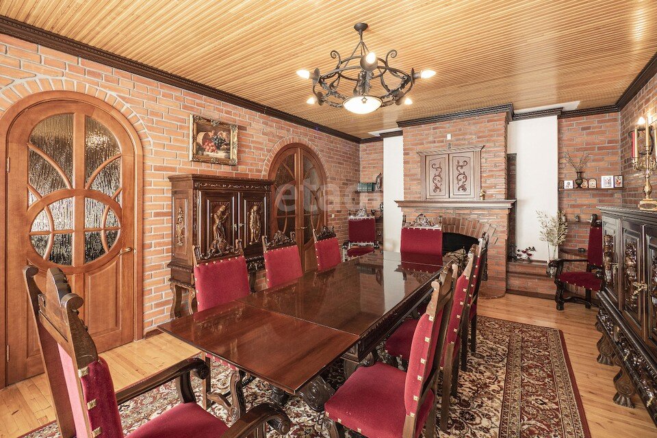     Внутри коттедж тоже выглядит как замок. Фото: Этажи