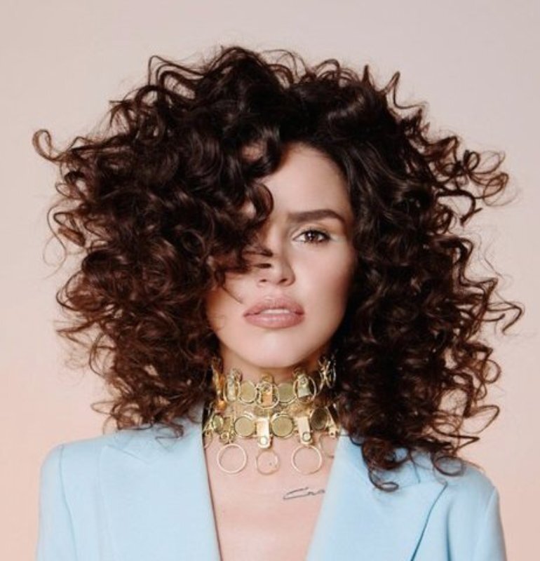 Юлия в переводе с латинского "кудрявая". Мало для характеристики личности. На фото Юлия Зиверт. 