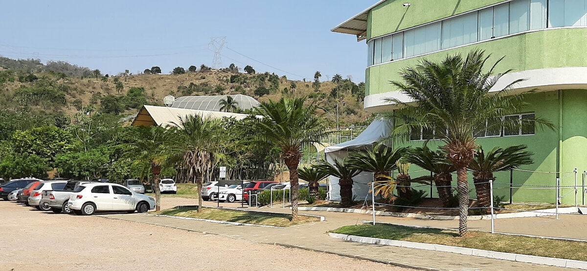 Вход и парковка на территорию клуба.