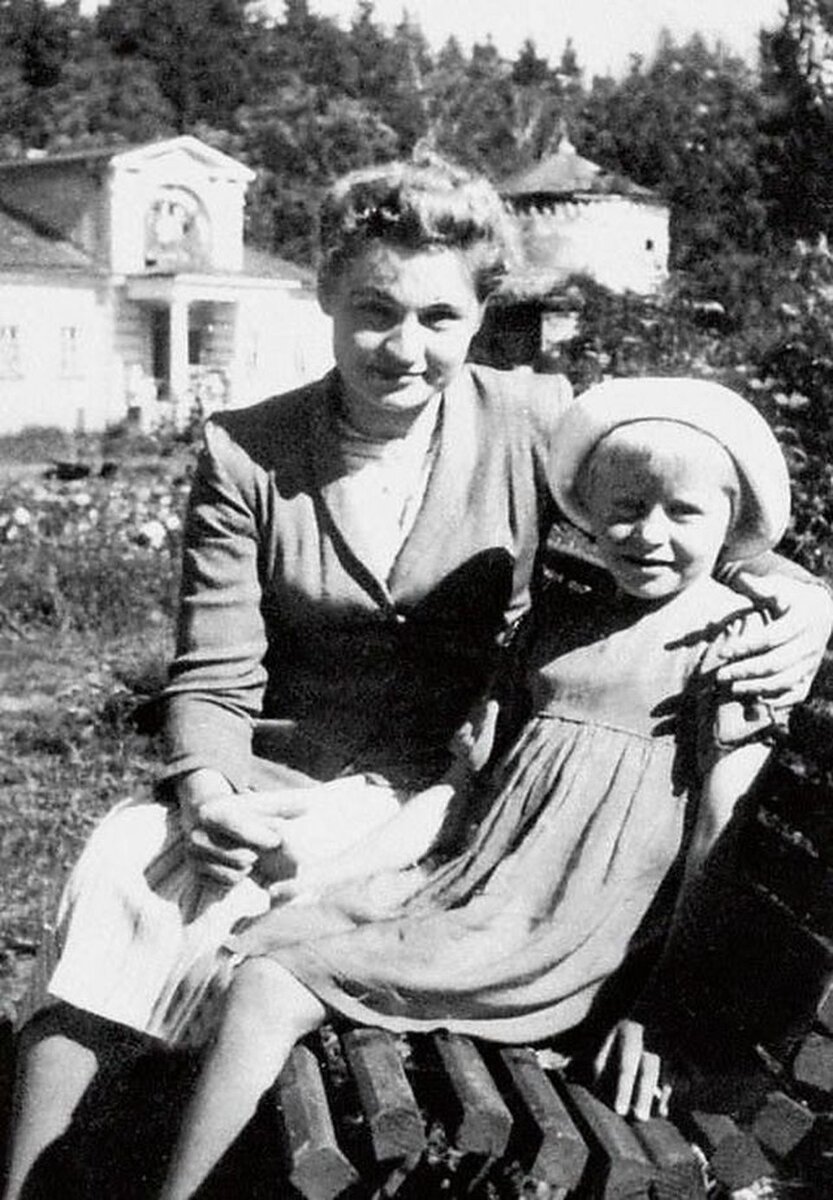     Ангелина Вовк с мамой Марией Кузьминичной.  Личный архив