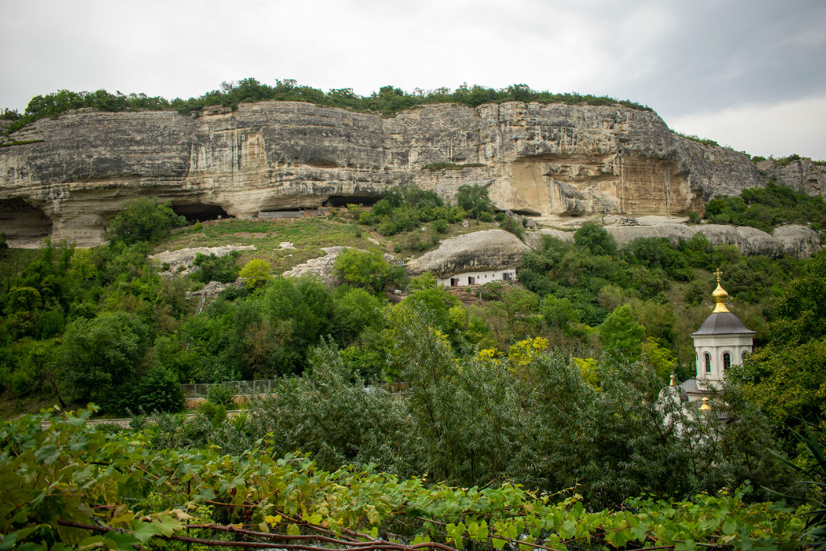 Территория Свято-Успенского монастыря. Фотография автора статьи.