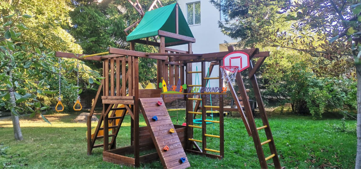 Деревянная площадка так хорошо смотрится на лужайке, вот пример на площадке Мельница Спорт