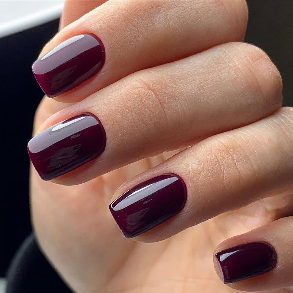    Бордовый цвет признан одним из самых крутых в маникюре на 2023 год.Соцсети