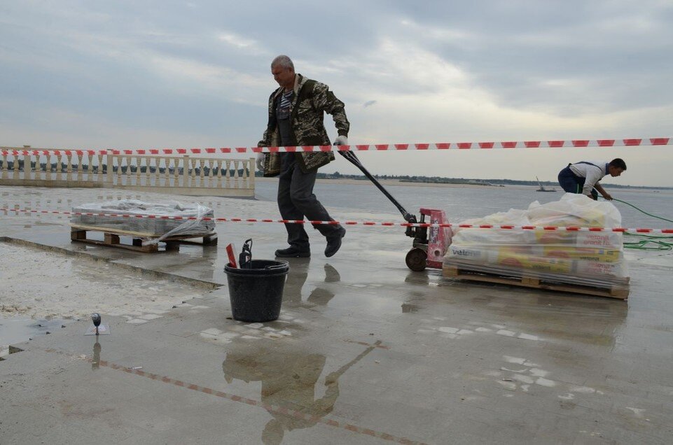     Рабочие уже меняют плитку, все работы за счет подрядчика. Геннадий БИСЕНОВ