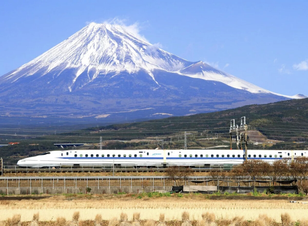 Шинконсен едет из Токио в Осака 