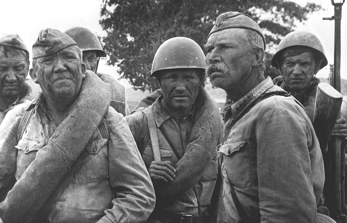 Юрий Никулин, Василий Шукшин, Иван Лапиков и Георгий Бурков в фильма «Они сражались за Родину»