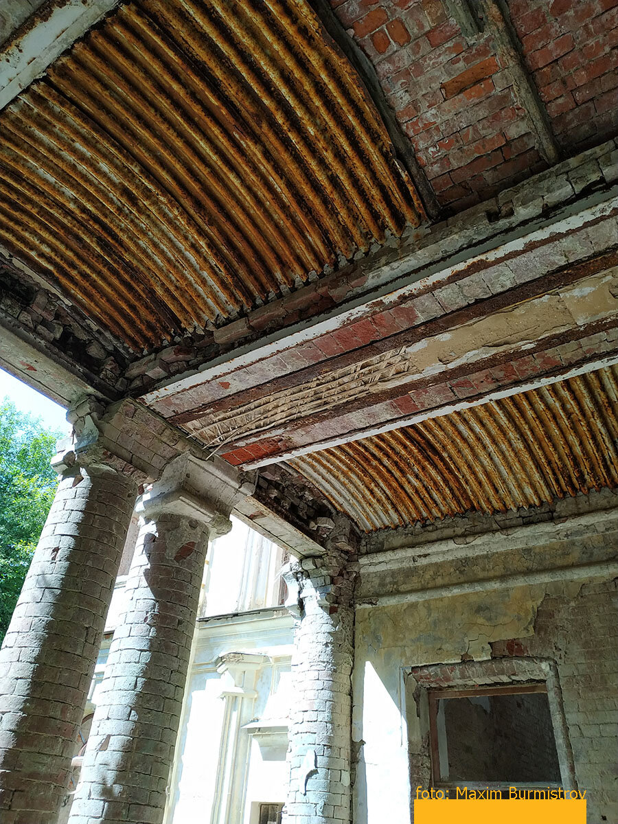 Колонны и своды разрушаются и в некоторых местах буквально дышат на ладан.