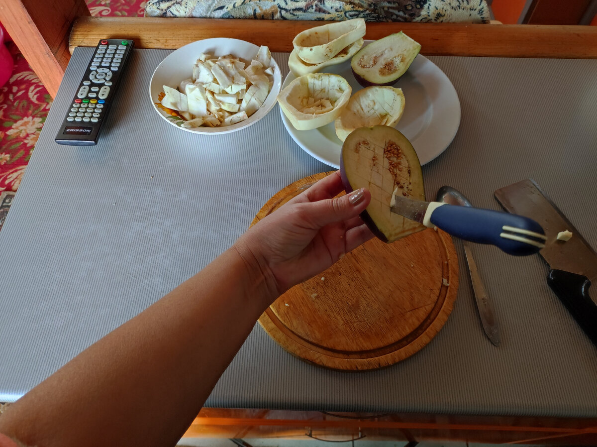 Нарезая таким образом мякоть баклажана, получаются кубики. Фото автора Натальи Белотеловой. 